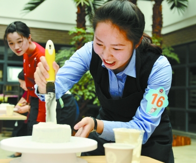 警花秀出蛋糕香 當(dāng)硬核守護(hù)邂逅指尖甜蜜